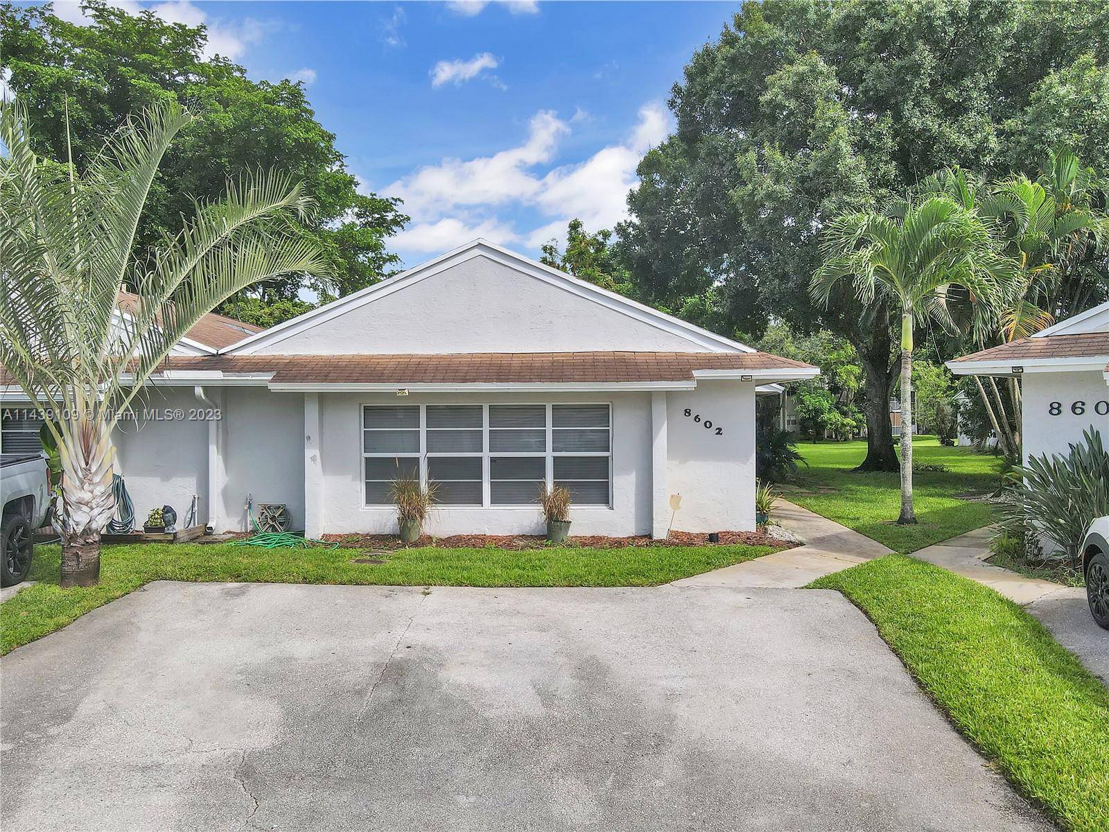 Seller Motivated. Great opportunity to buy an updated 3 2 spacious single story villa in highly sought after Alpine Woods.