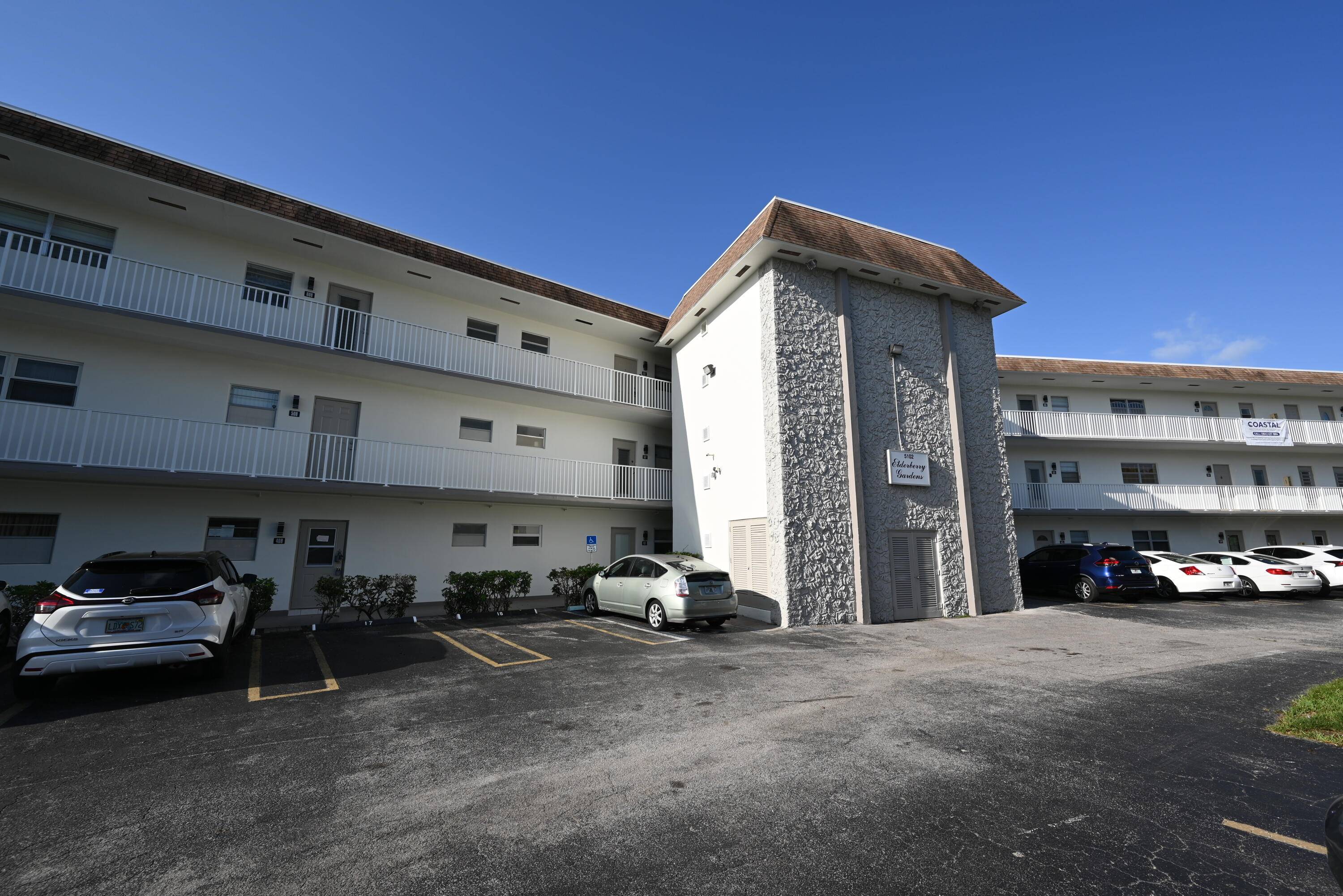 Fully renovated 1 bedroom, 1 bath condo in the desirable Hawaiian Gardens Phase 4 Elderberry Building.