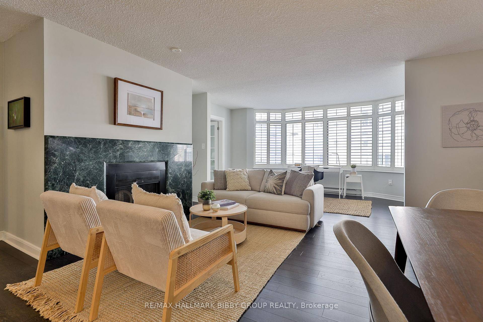 An Iconic amp ; Timeless Residence, This Expansive 1295 Square Foot, One Bedroom Den Situated In The Highly Desirable New Town Of York Provides An Unrivaled Living Experience Throughout With ...