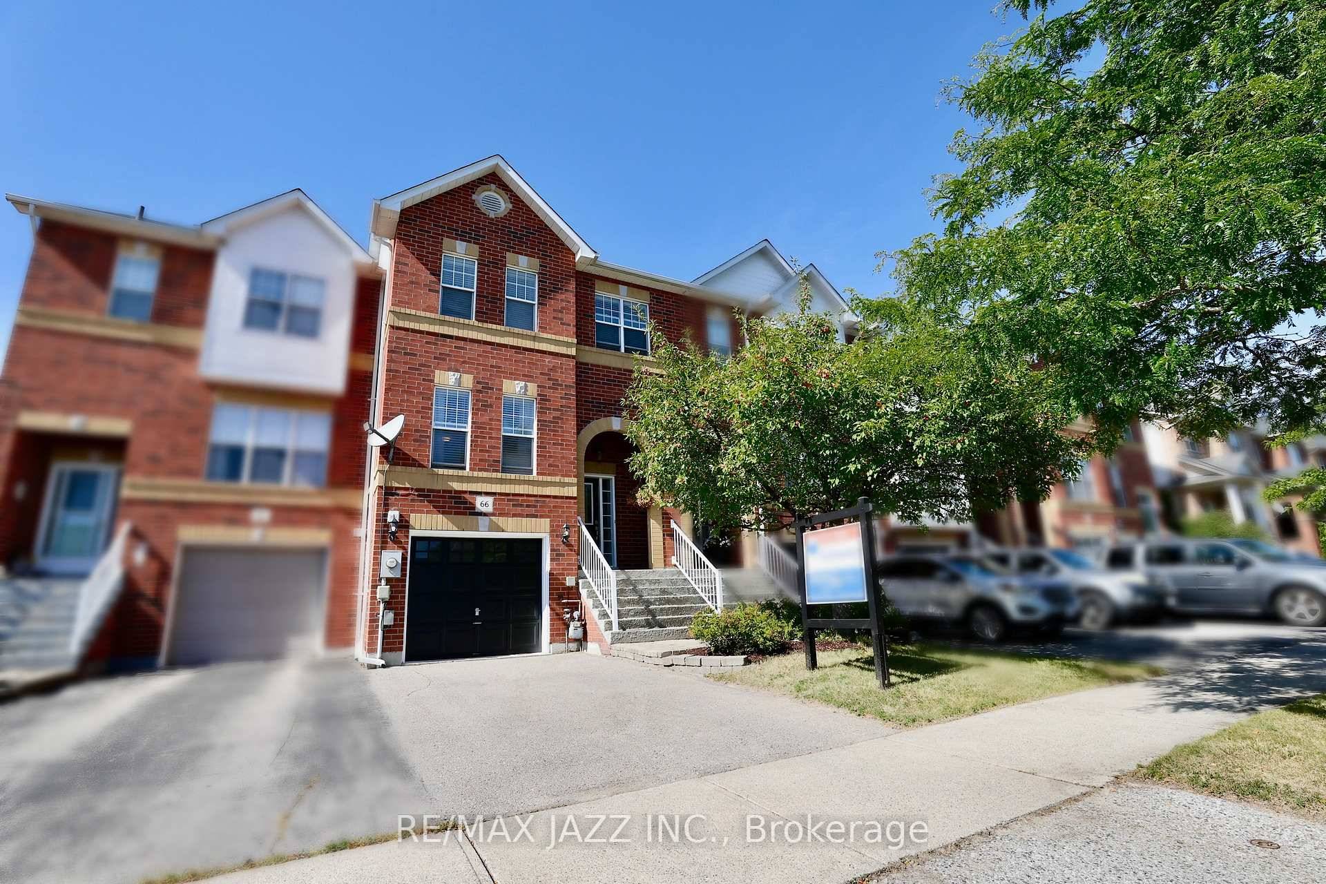Welcome to this charming townhome in Courtice, nestled in a wonderful family friendly neighbourhood.
