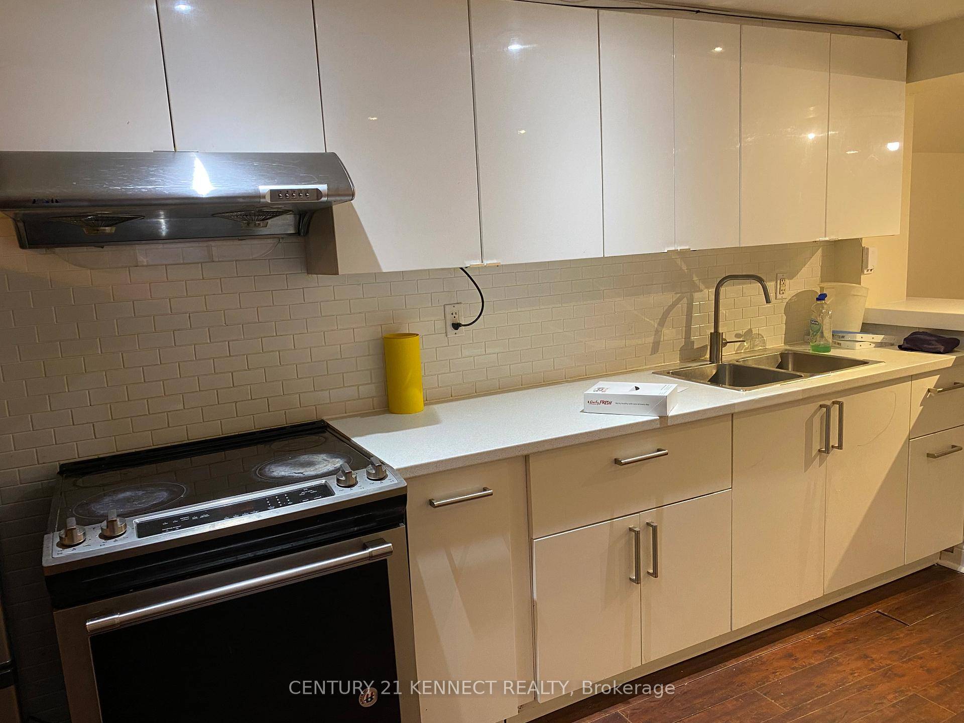 Toronto downtown is within walking distance of the university of Toronto, Ocad University, the art Gallery of Toronto, Ryerson University, Hospitals, Spadina amp ; College is nearby.