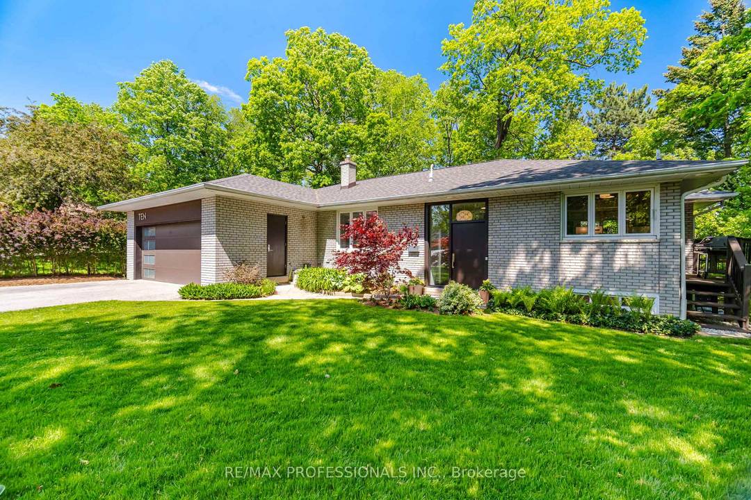Mid century modern meets Muskoka in this timeless family retreat.