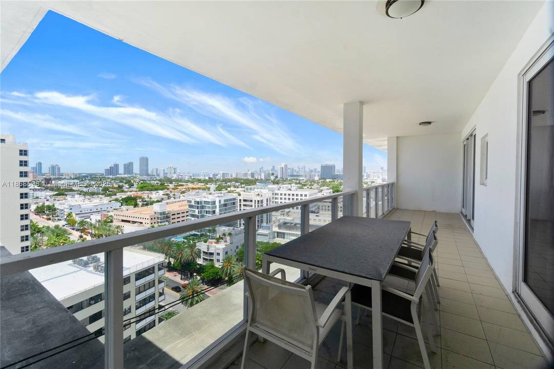 Wonderful 2 bedroom 2 full bathroom split plan Penthouse facing the city in Decoplage condo.