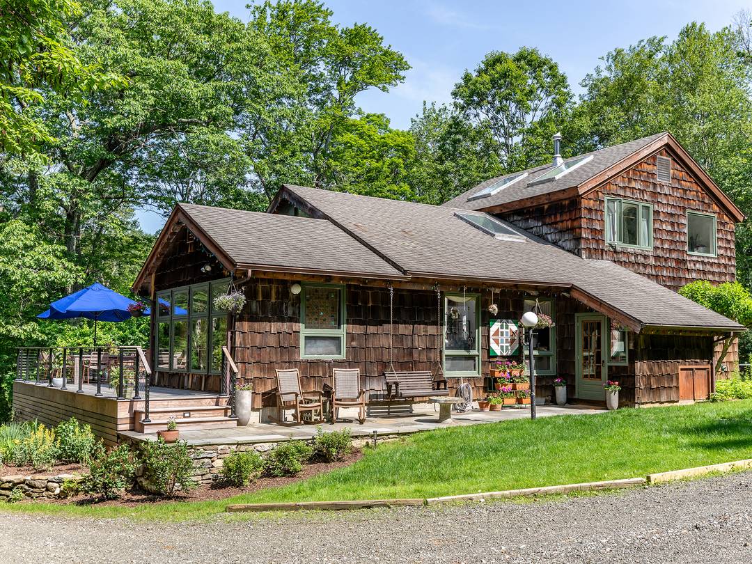 FURNISHED SUMMER RENTAL AVAIL.