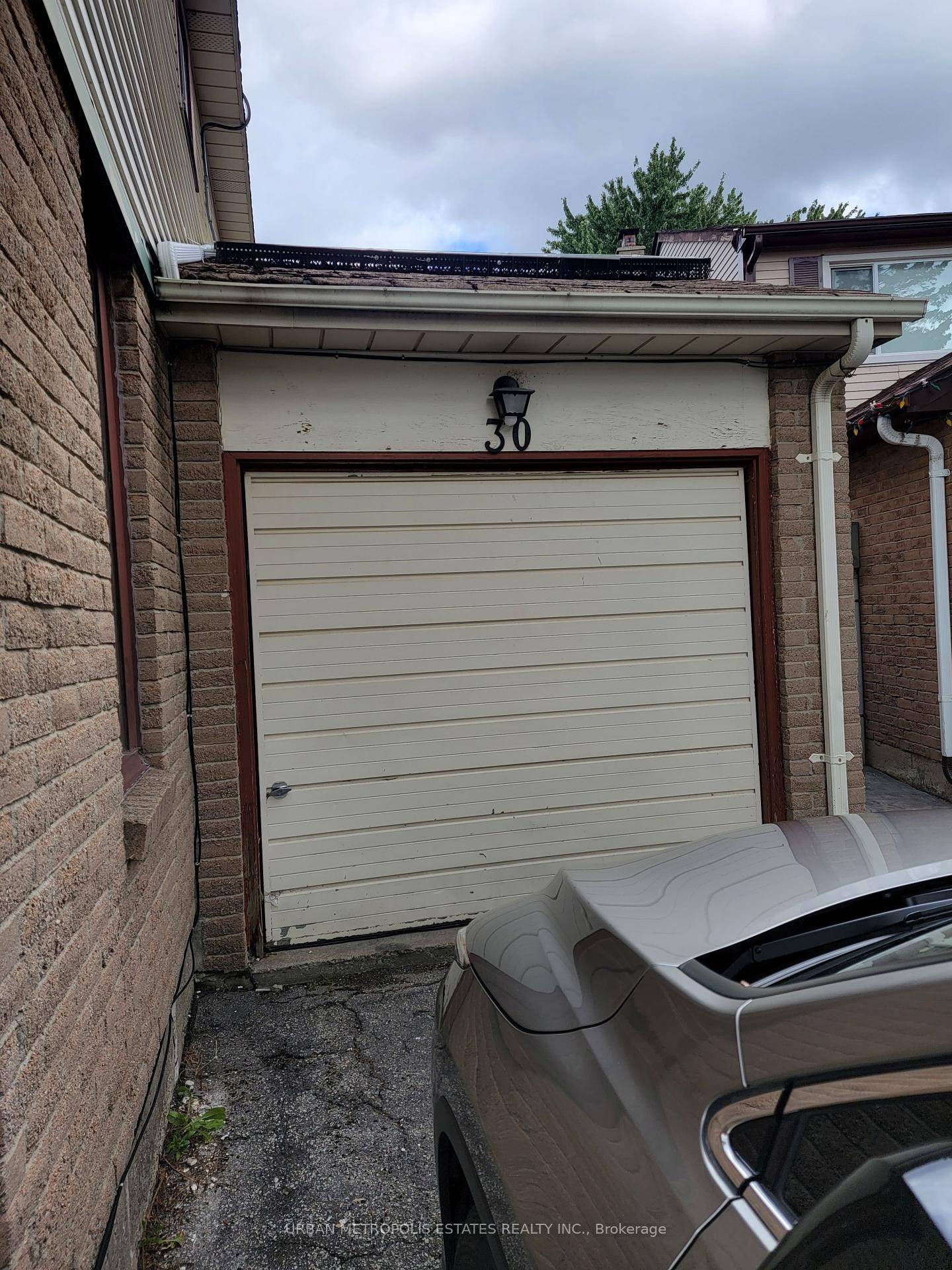 3 Bedroom, 3 Washrooms, Finished Basement, Amazing Location on a Private Court next to Hugh Park, schools, minutes from Professor's Lake.