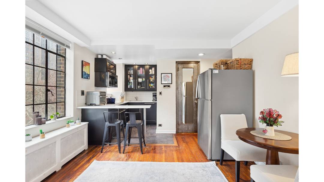 Drenched in sunlight and renovated to perfection, this corner 1 bedroom apartment features a designer kitchen and bath in a pet friendly, full service building.