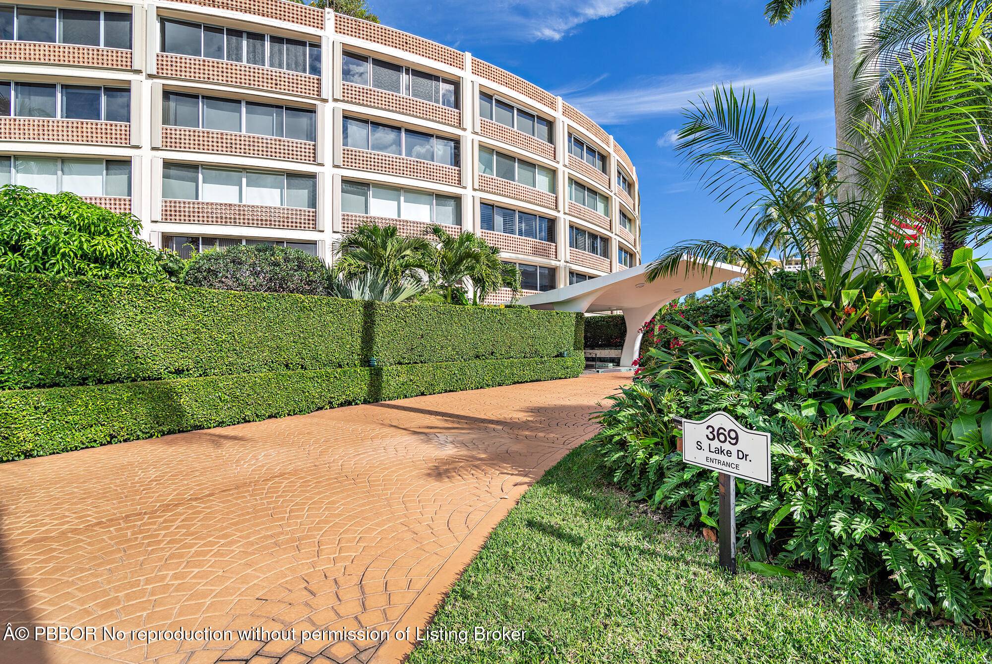 Great opportunity to buy a large 1 bedroom, 1 1 2 bath Coop at Park Place.