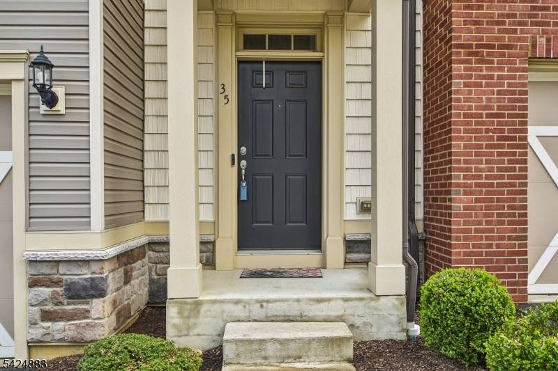 PREMIUM UPGRADES STUNNING VIEWS !