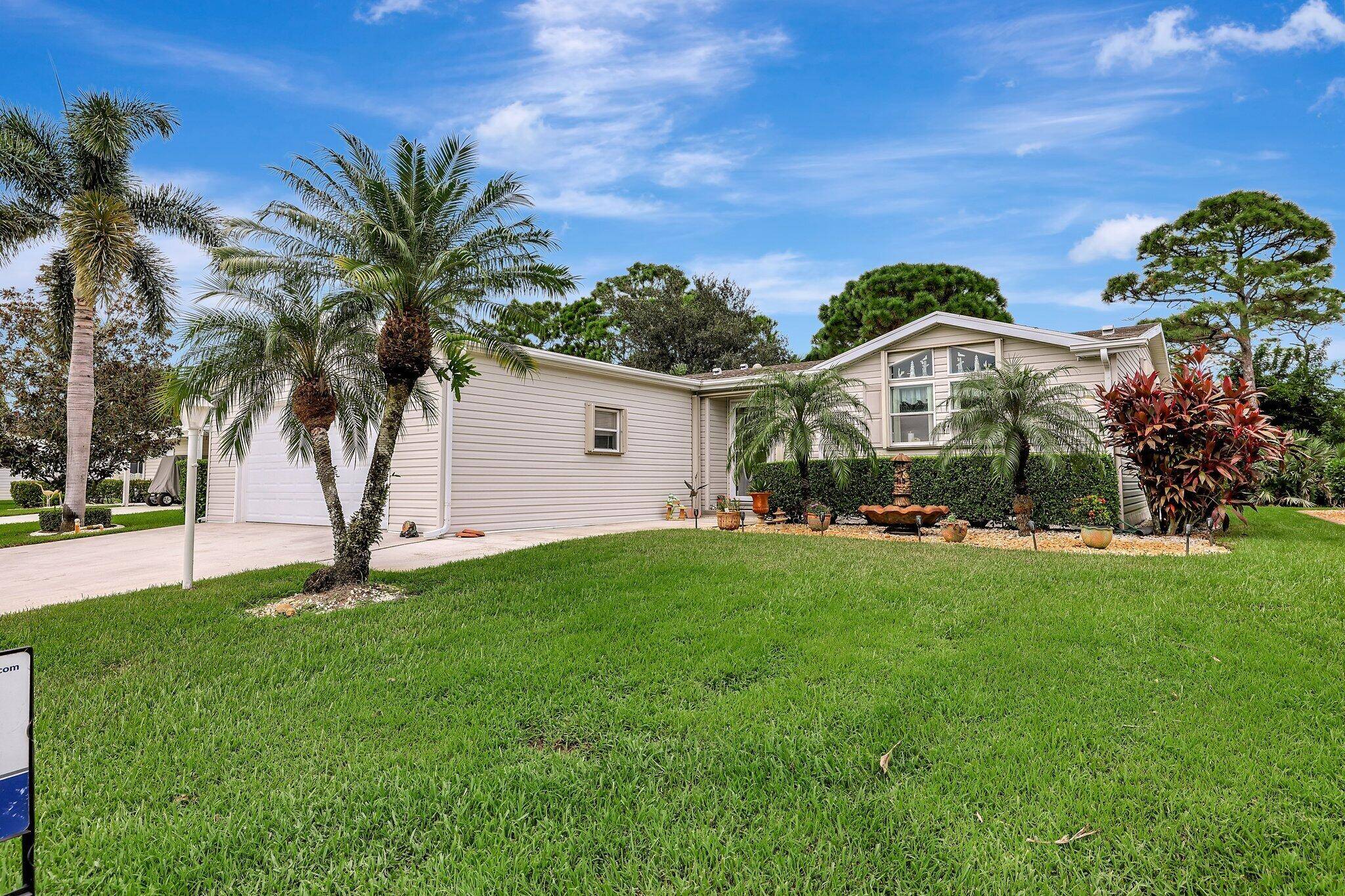 Large well maintained, super open floor plan with den In Savanna Club.