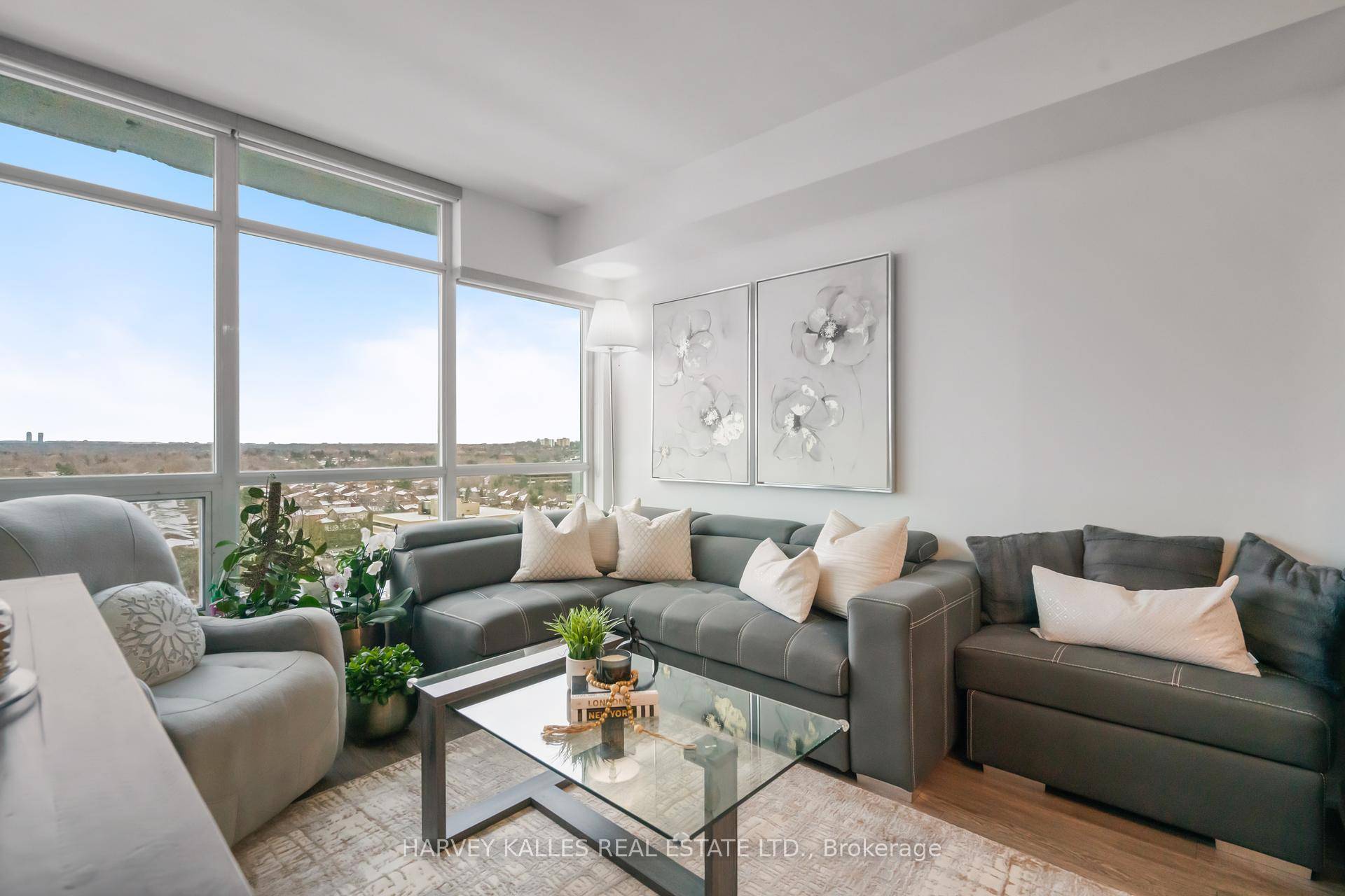 Penthouse Living Bright, Spacious amp ; Unbeatable Location !