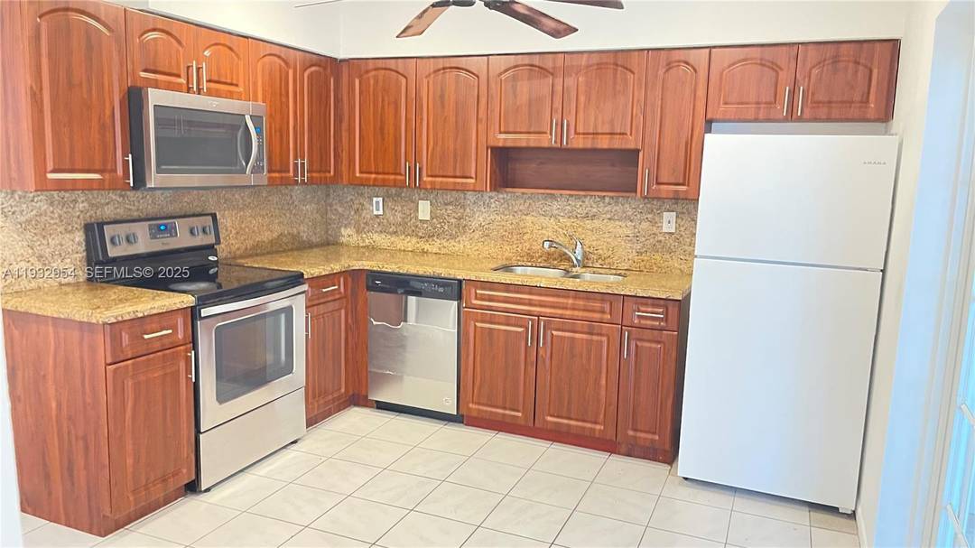 Huge Corner Lot Duplex with an efficiency, Located in a great amp ; convenient location Downtown David very close to NOVA UNYVERSITY, units 2 1, 3 2 and efficiency 1 ...