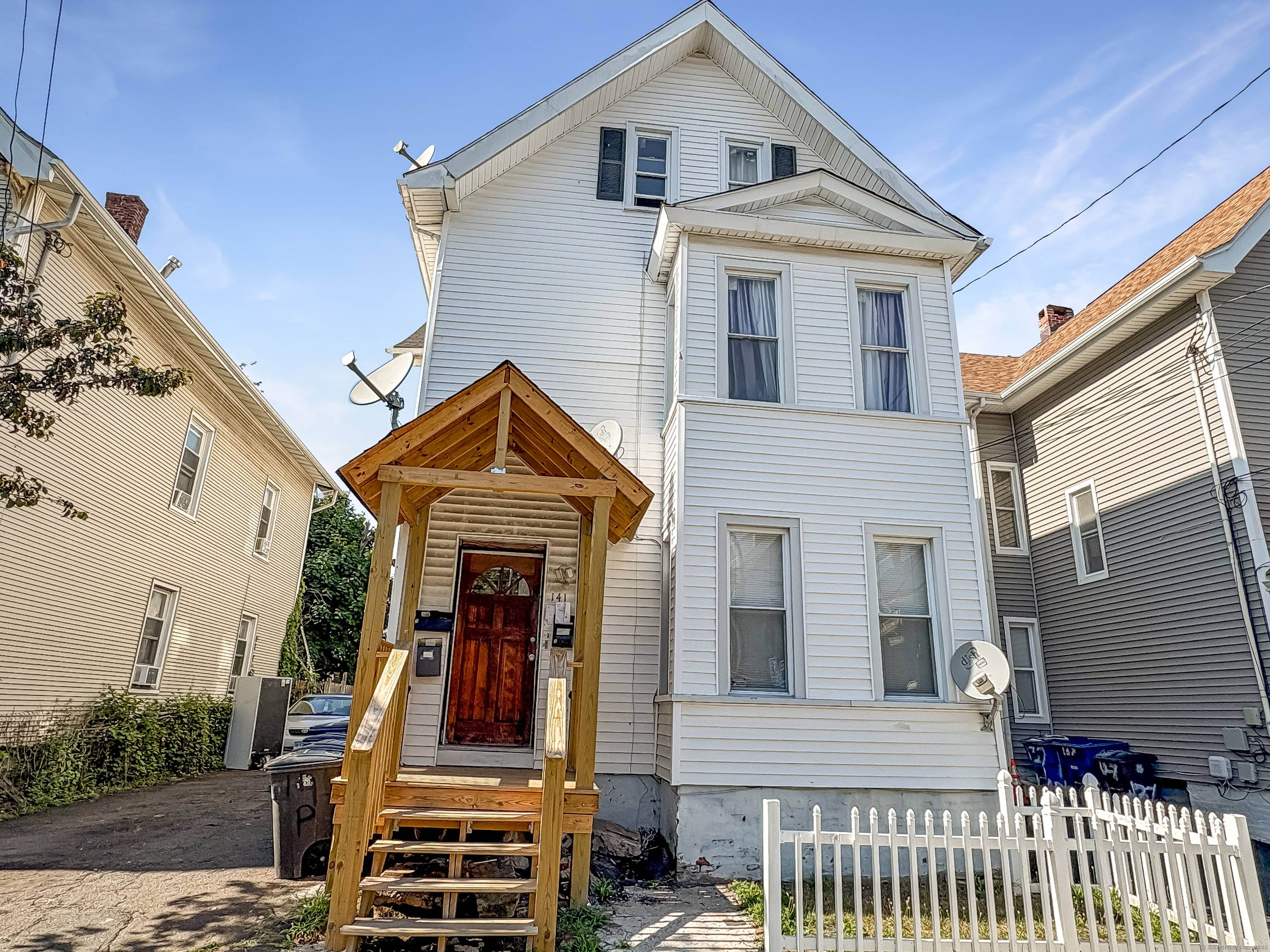 Do not miss this modern, 3 unit house in good condition convenient to downtown New Haven.
