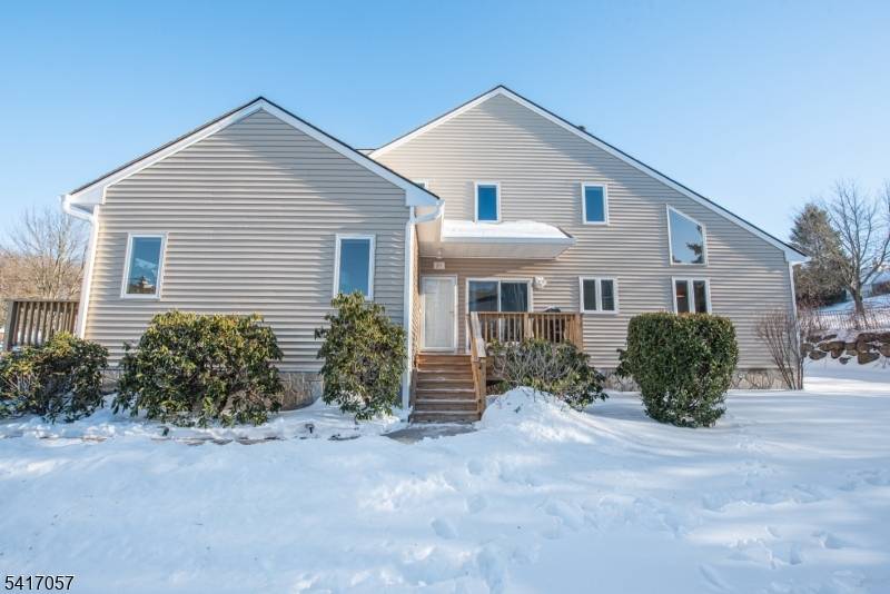 This freshly painted sun drenched Muirfield model end unit features rare sought after convenient 1st flr en suite primary w tub stall shower walk in closet, living room w cozy ...