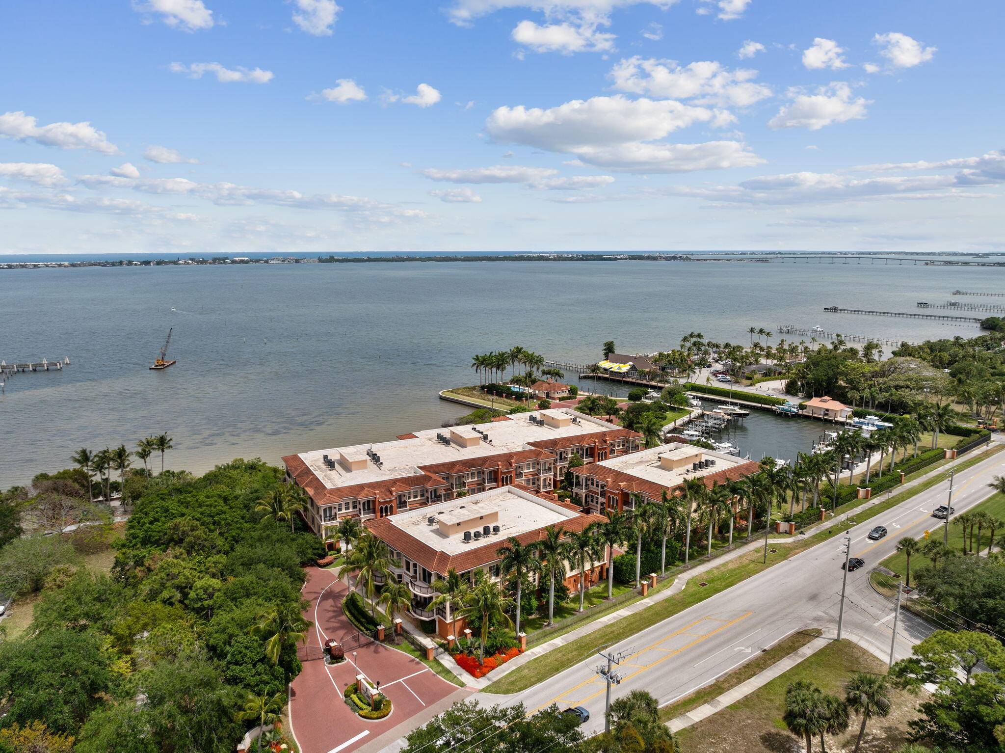 Discover upscale coastal living in this exquisite Outrigger Harbour penthouse.