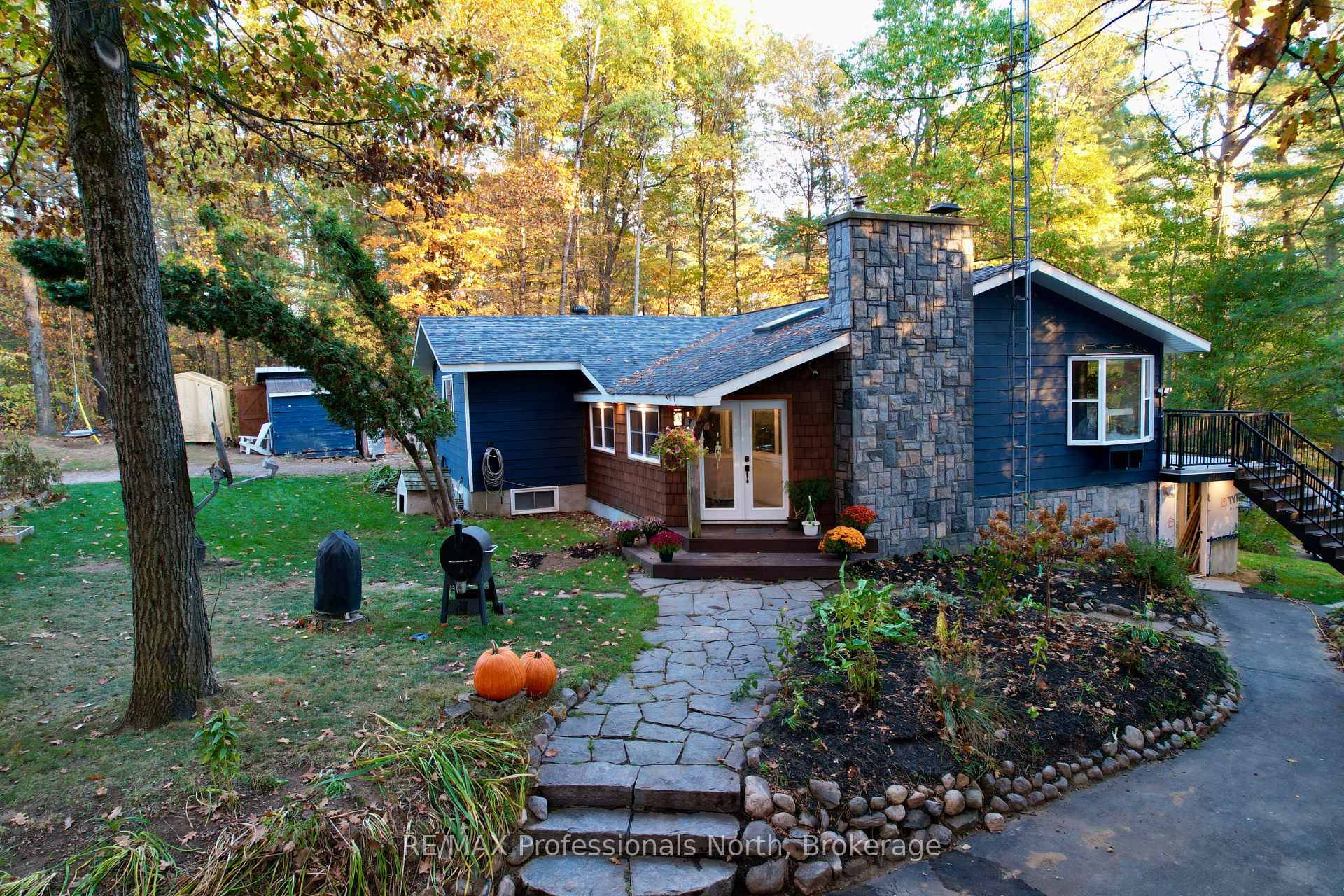 Great location in beautiful Port Sydney just a short walk to the Scenic Falls at Mary Lake with Beach, Boat Ramp, Golf, Walking trails and so much more to add ...