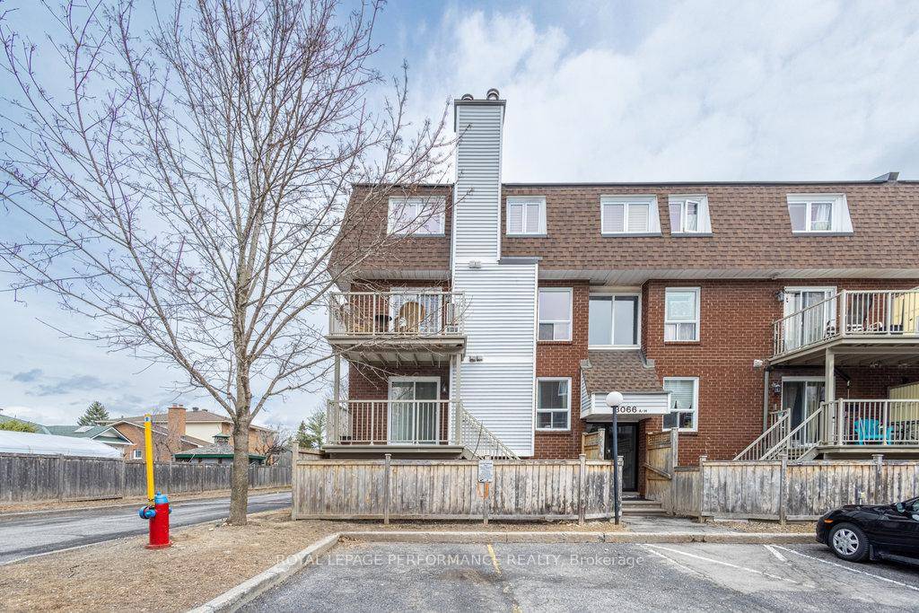 Upper End unit conveniently located off Bank Street only 3km away from the South Keys LRT Station.
