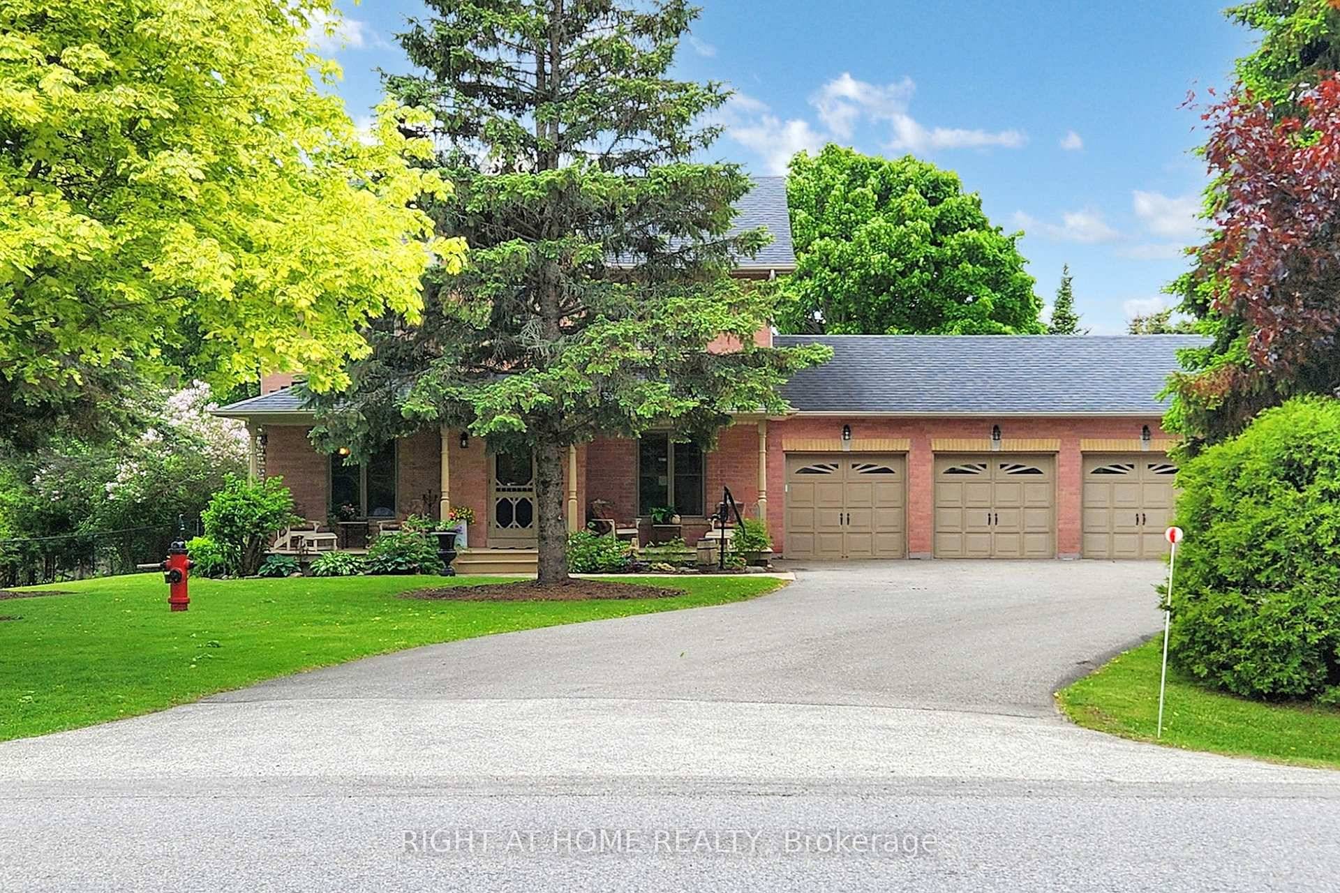 Experience peaceful country living in Sandford, just ten minutes from Uxbridge, with this beautifully cared for 3 bedroom home featuring a triple garage.