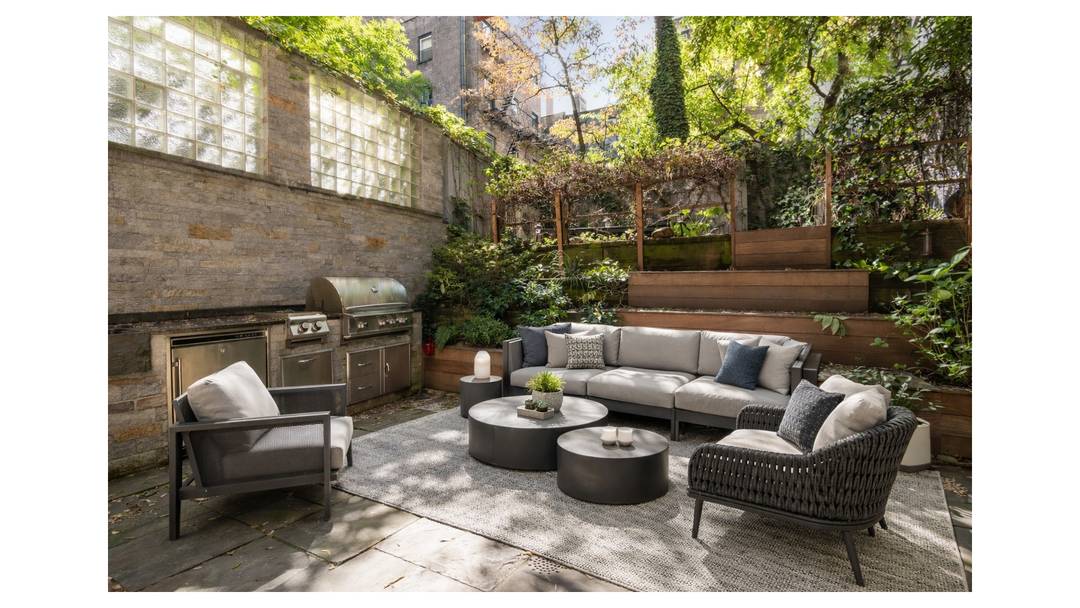 Welcome to a delightful oasis at 332 West 19th Street, nestled in the vibrant heart of a lively neighborhood !