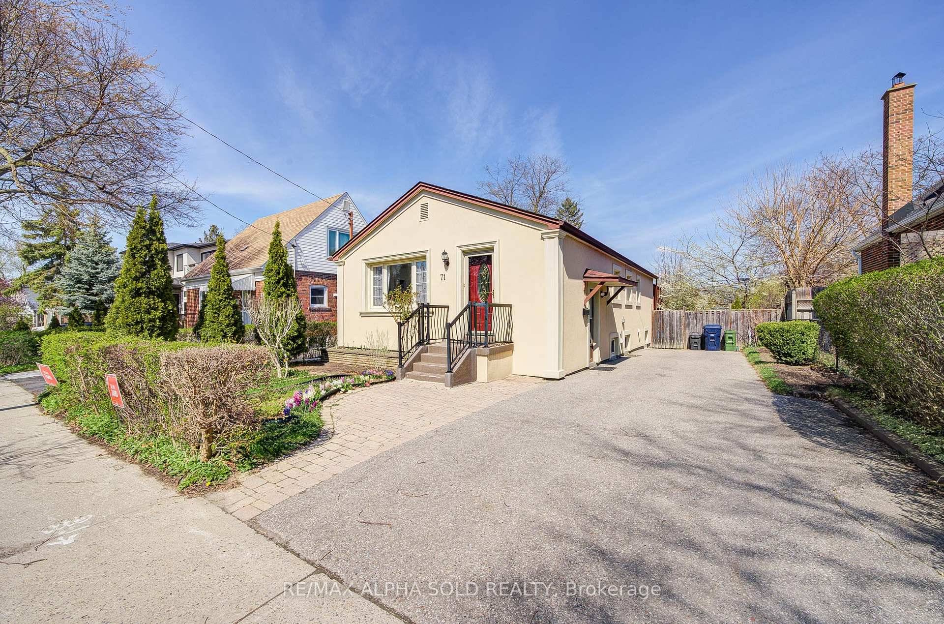 Welcome to this charming detached bungalow nestled in the desirable Dorset Park neighbourhood of Toronto !