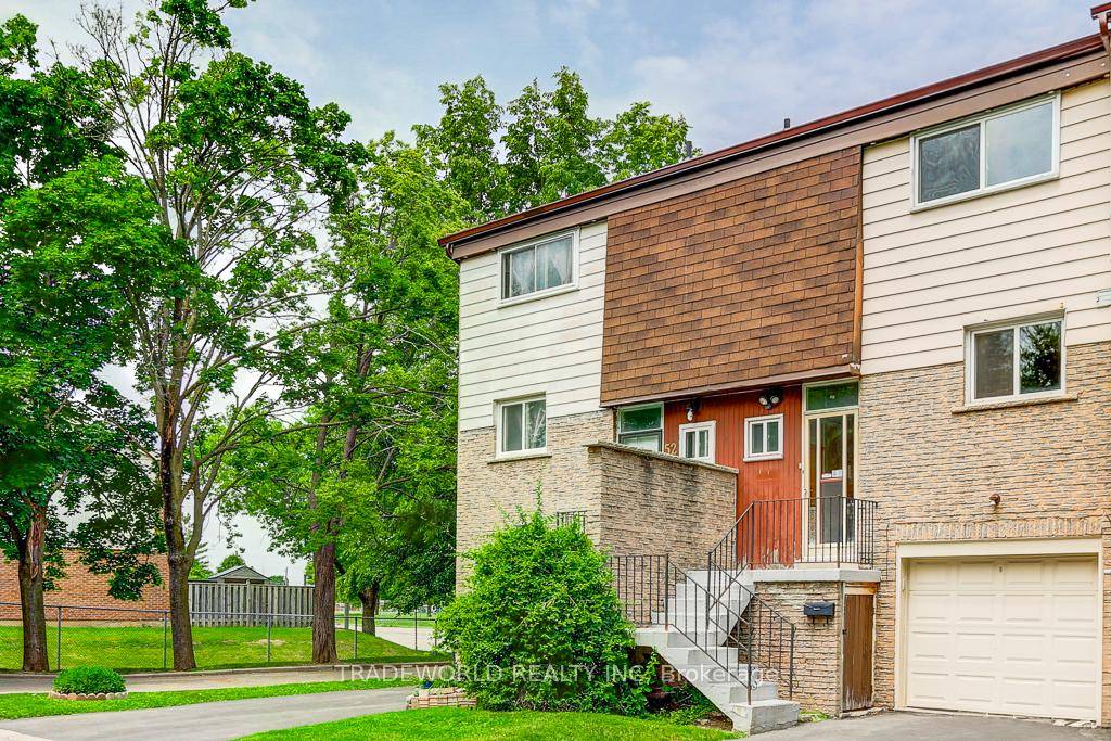 Rare to offer walkout basement townhouse in a convenient location with walking distance to Bridlewood Mall, supermarket, restaurants, TTC, schools and hospital.