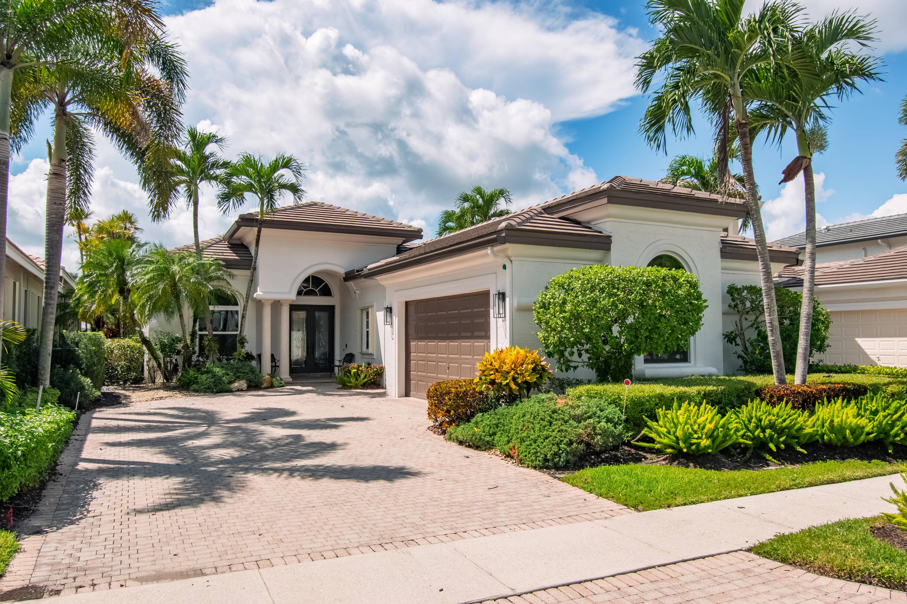 FULL GOLF MEMBERSHIP ! This immaculate 3 BD den office, 4 bath 3 full 1 2 bath powder room home offers the perfect blend of style and function plus a ...