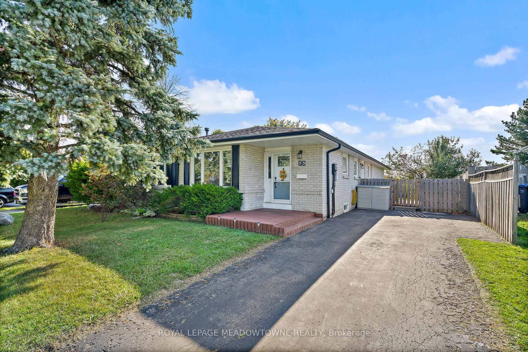 Welcome to this well cared for 3 1 bedroom, 2 bathroom semi detached bungalow, perfectly situated in a desirable, family friendly neighbourhood.