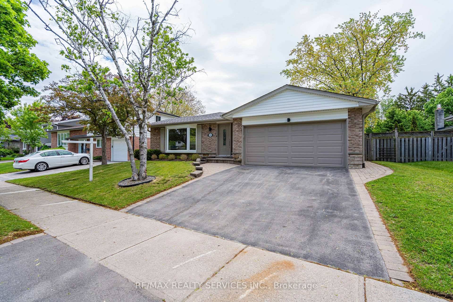 This beautifully renovated 3 bedroom backsplit is tucked away in one of Oakvilles most prestigious and family friendly neighbourhoods, just steps from top rated schools like Oakville Trafalgar High School ...