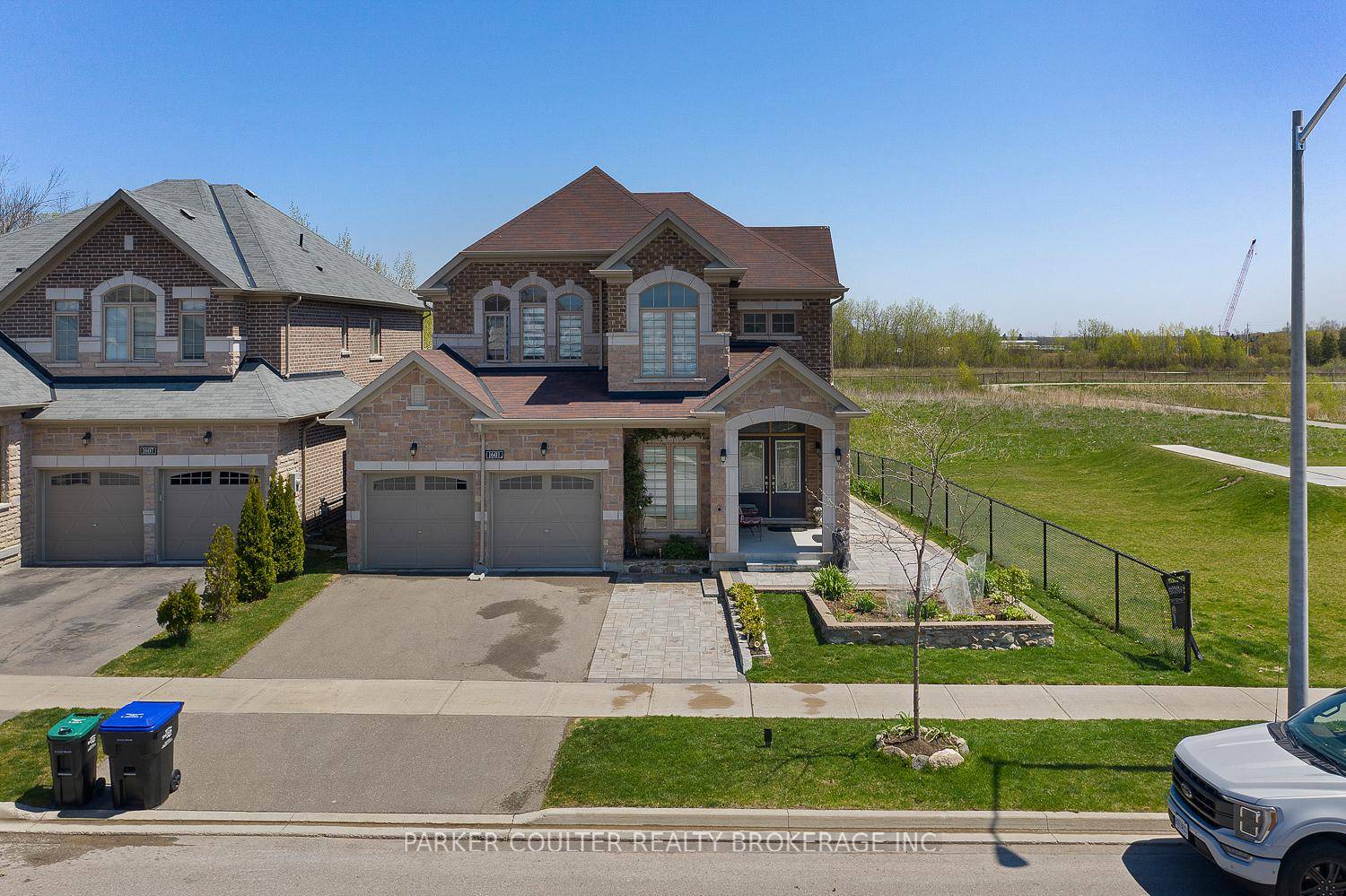 Stunning 4 bed, 3 bath Family Home in One of Innisfil's Most Desirable Neighbourhoods.