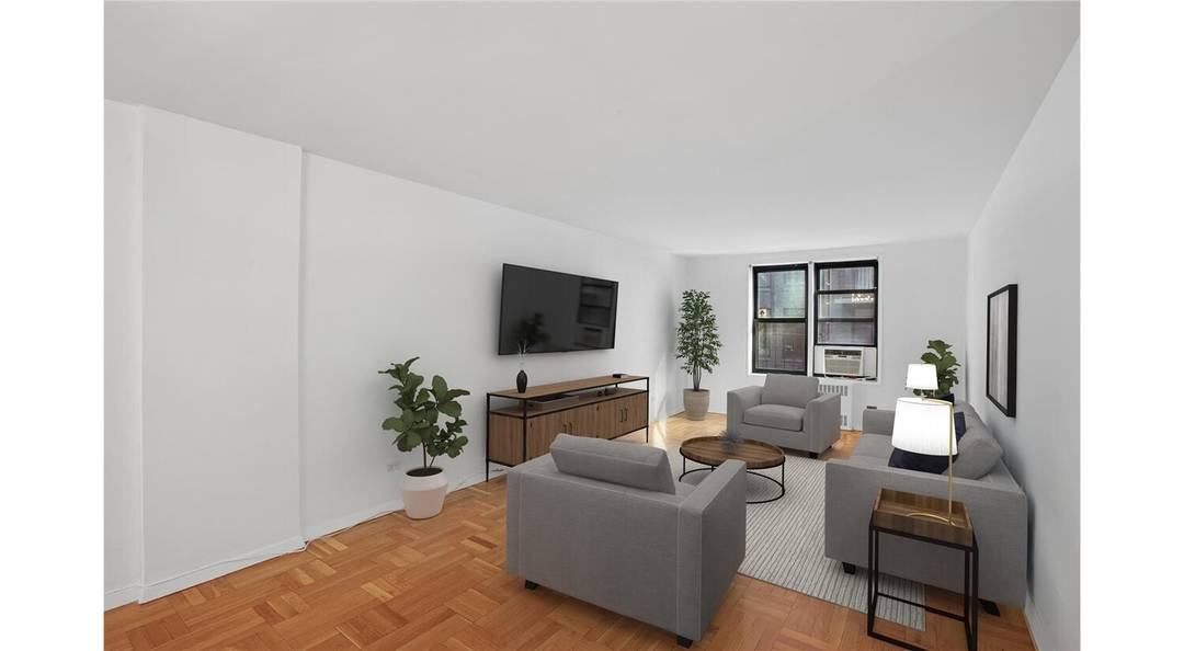 Prime Upper East Side HUGE One Bedroom Junior 4 Co op in an elevator full time doorman building !