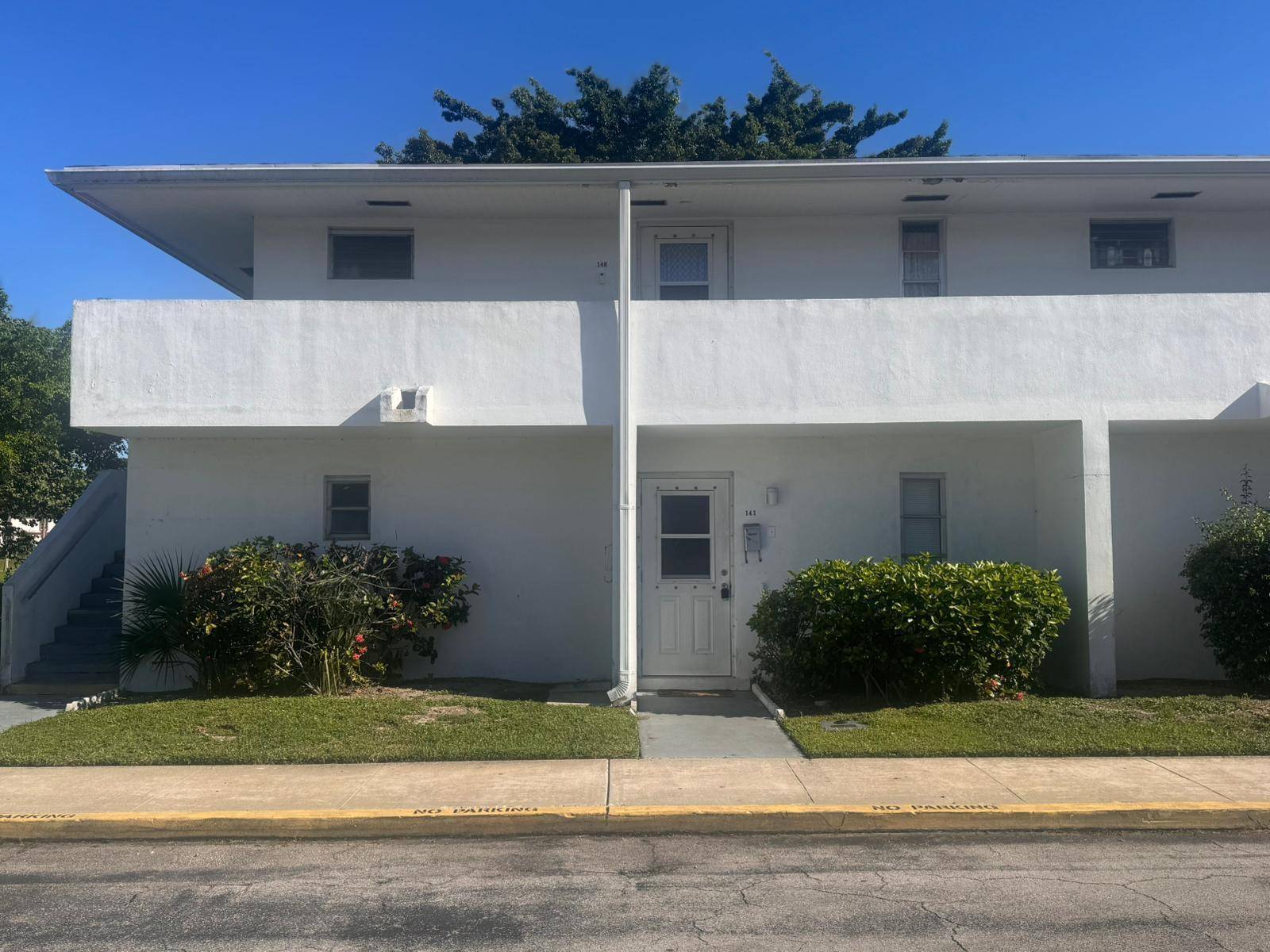 SPACIOUS MOVE IN READY NO HOPAWelcome to this bright corner 1st floor home with a serene garden view in a quiet 2 story community.