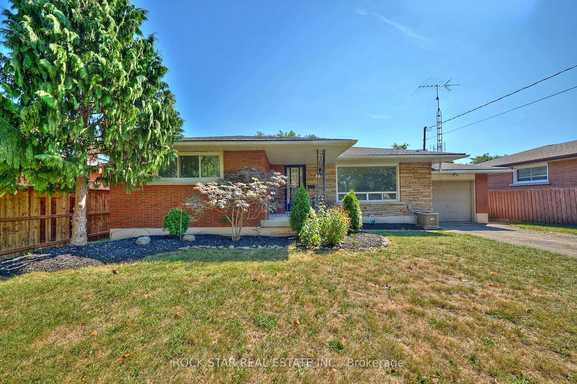 Well maintained bungalow in incredible St.