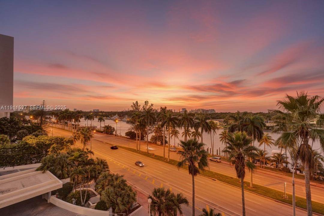 BEACHFRONT living on Millionaire s Row.