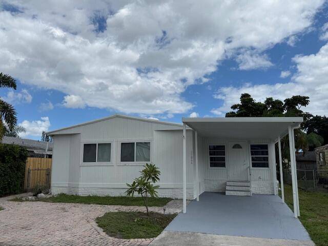Affordable and stylish 3 bedroom, 3 bathroom mobile home in highly sought after Watergate Estates !