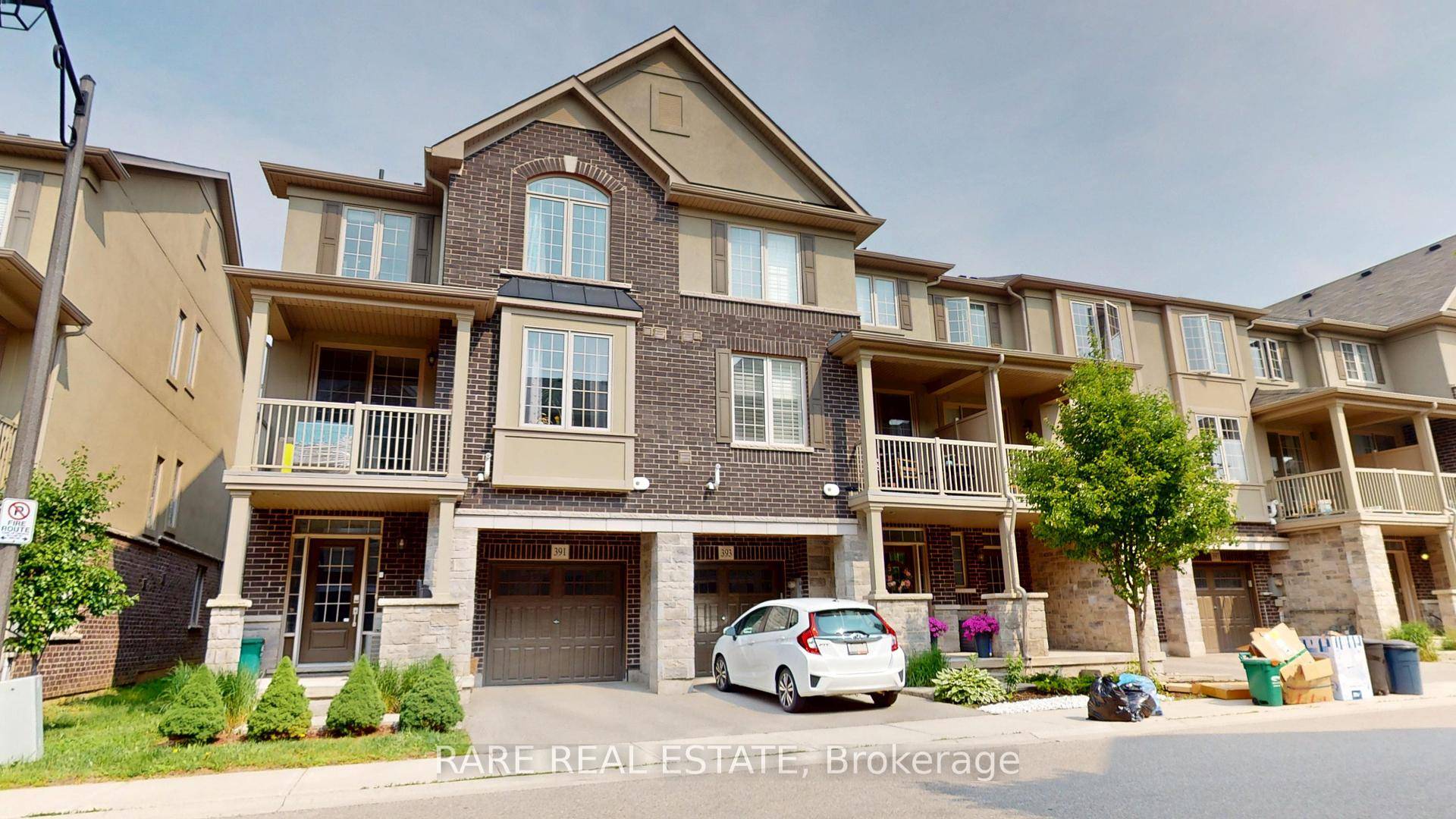 Stylish 3 Storey Townhouse in Prime Oakville Location !