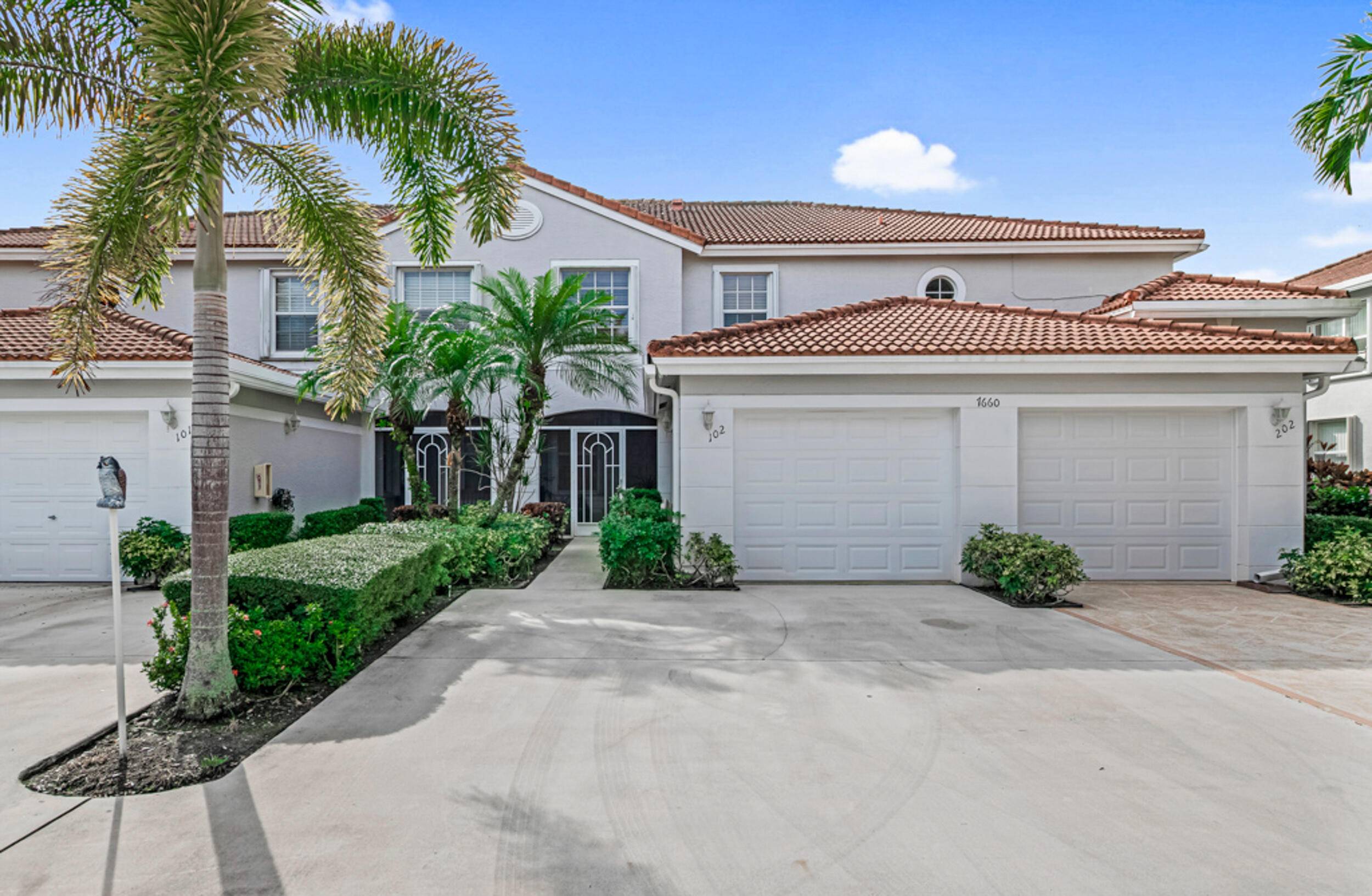 Don't miss out on this villa with a great lake view that can be enjoyed from the enclosed patio.