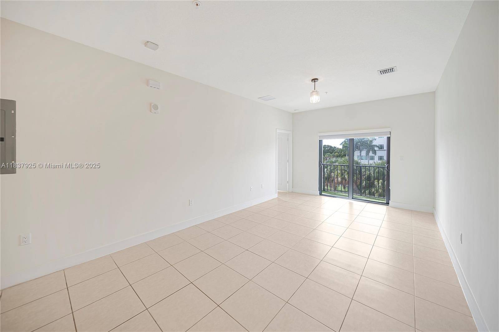 Great Location at Urbana in Downtown Doral 1B 1B, Ceramic floors, spacious kitchen and balcony.
