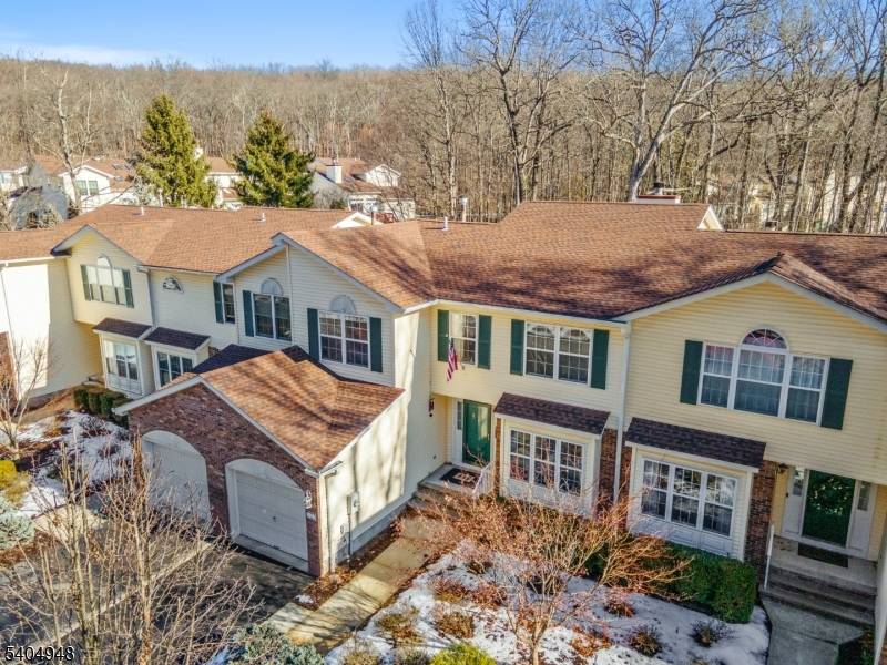 Welcome to this stunning townhouse featuring 3 bedrooms, 2.