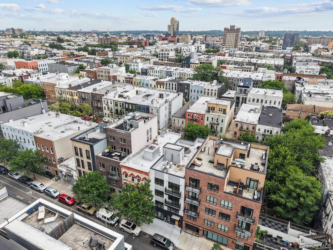 Experience Boutique Luxury in the Heart of Bushwick Welcome to this stunning 2 bedroom, 2 bathroom residence 3R of an exclusive 8 unit luxury building in vibrant Bushwick, Brooklyn.