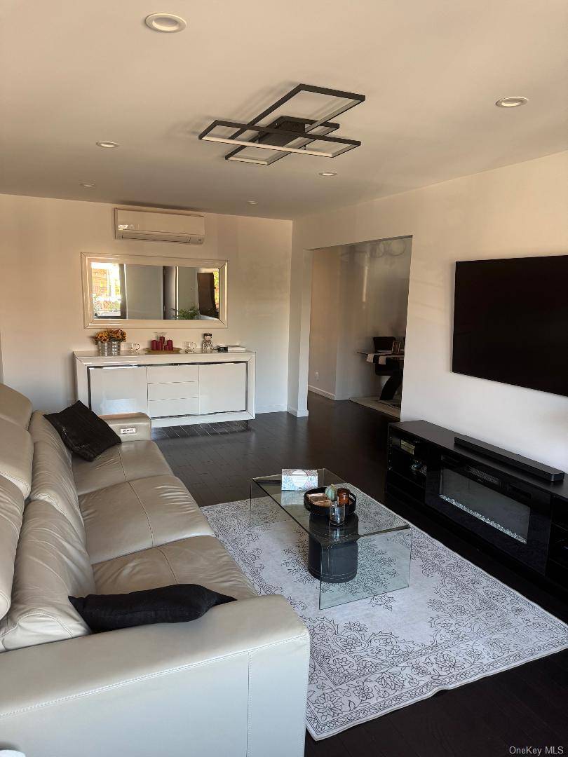 HUGE amp ; STUNNING ! Fully Renovated 2 Bedroom Apartment Middle Village, NY This beautifully renovated, nearly 1, 000 sq.