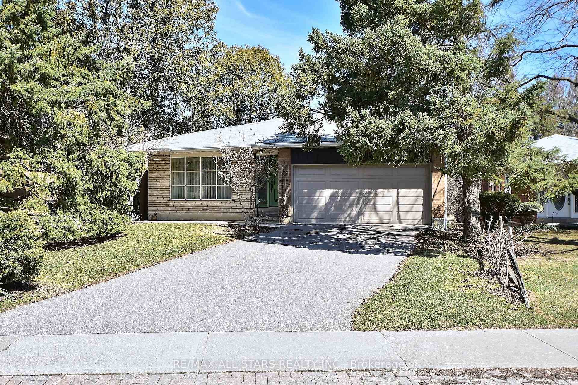 Welcome home to 125 Fred Varley Drive, a comfortable and charming home ideally located in the heart of old Unionville.