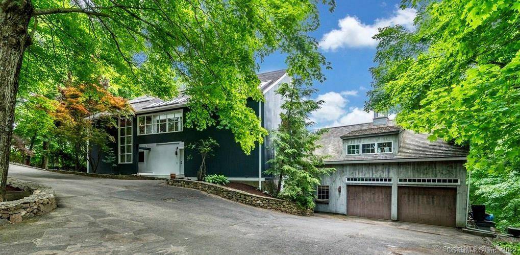 Do you love modern homes but the charm of wood beams ?