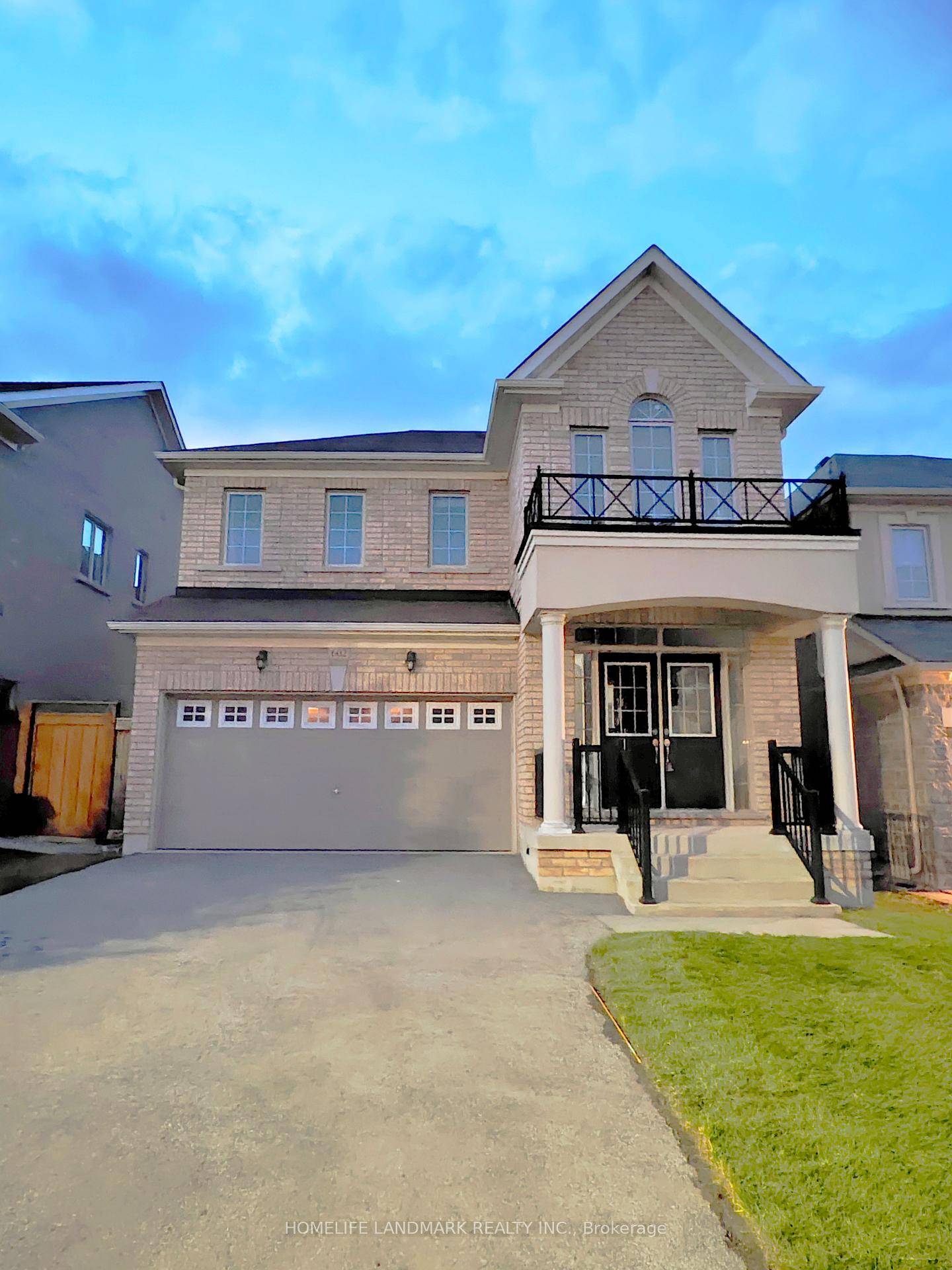 Fabulous 2600Sq, 4 Bedroom 4 washroom Home with abundant natural light in the Heart of Newmarket !