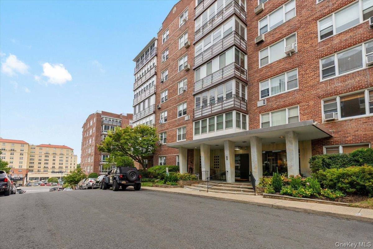 Newly renovated 1 br 1 bth Co op in the heart of Larchmont.