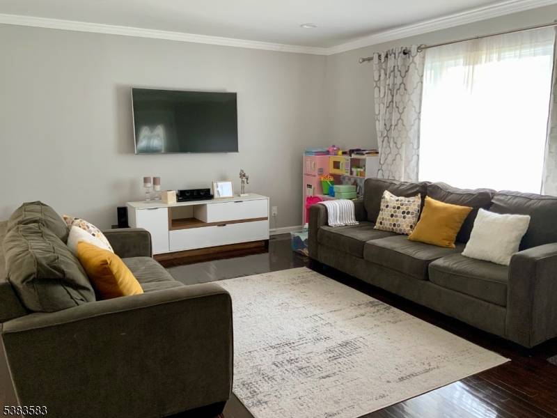 WELCOME TO YOUR NEW HOME IN ONE OF METROPOLITAN PARK'S MOST DESIRABLE NEIGHBORHOODS !