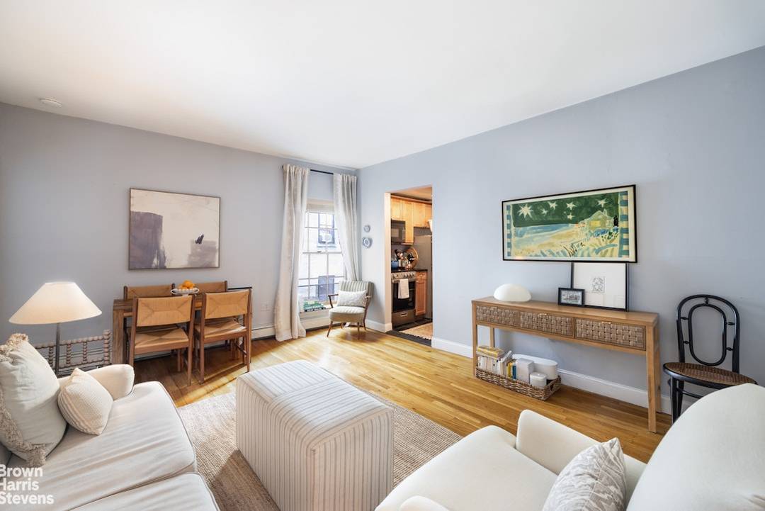 Charming 1 bedroom apartment in historic boutique townhouse co op in the heart of Brooklyn Heights.