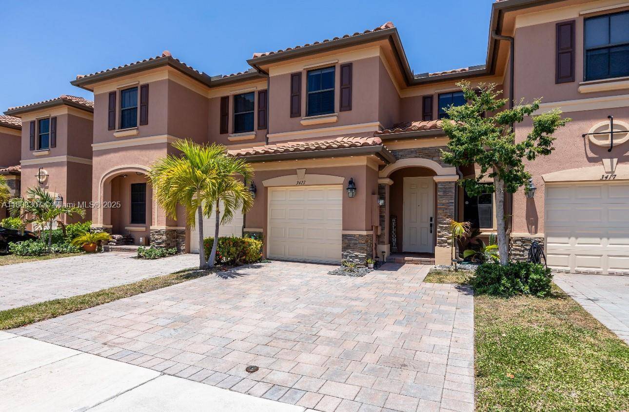 Step into this charming townhouse located in the highly desirable Aragon Bellagio neighborhood of Aragon.