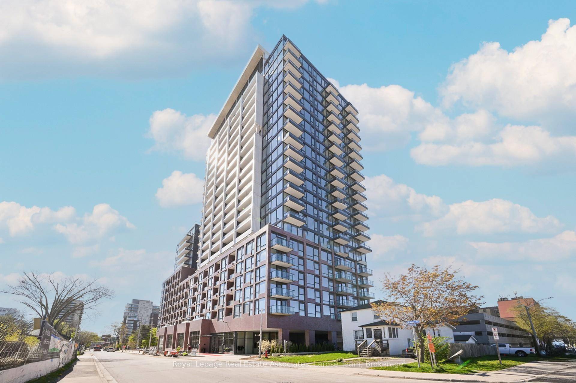 Stunning Lake amp ; City Views from This 2 Bed Corner Suite in Port Credit !