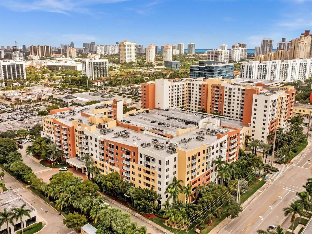 Great East views from this 2 2 gorgeous residencet with spacious bedrooms, walk in closets, hardwood floors, granite kitchen counters with stainless steel appliances, washer dryer inside, WiFi amp ; ...