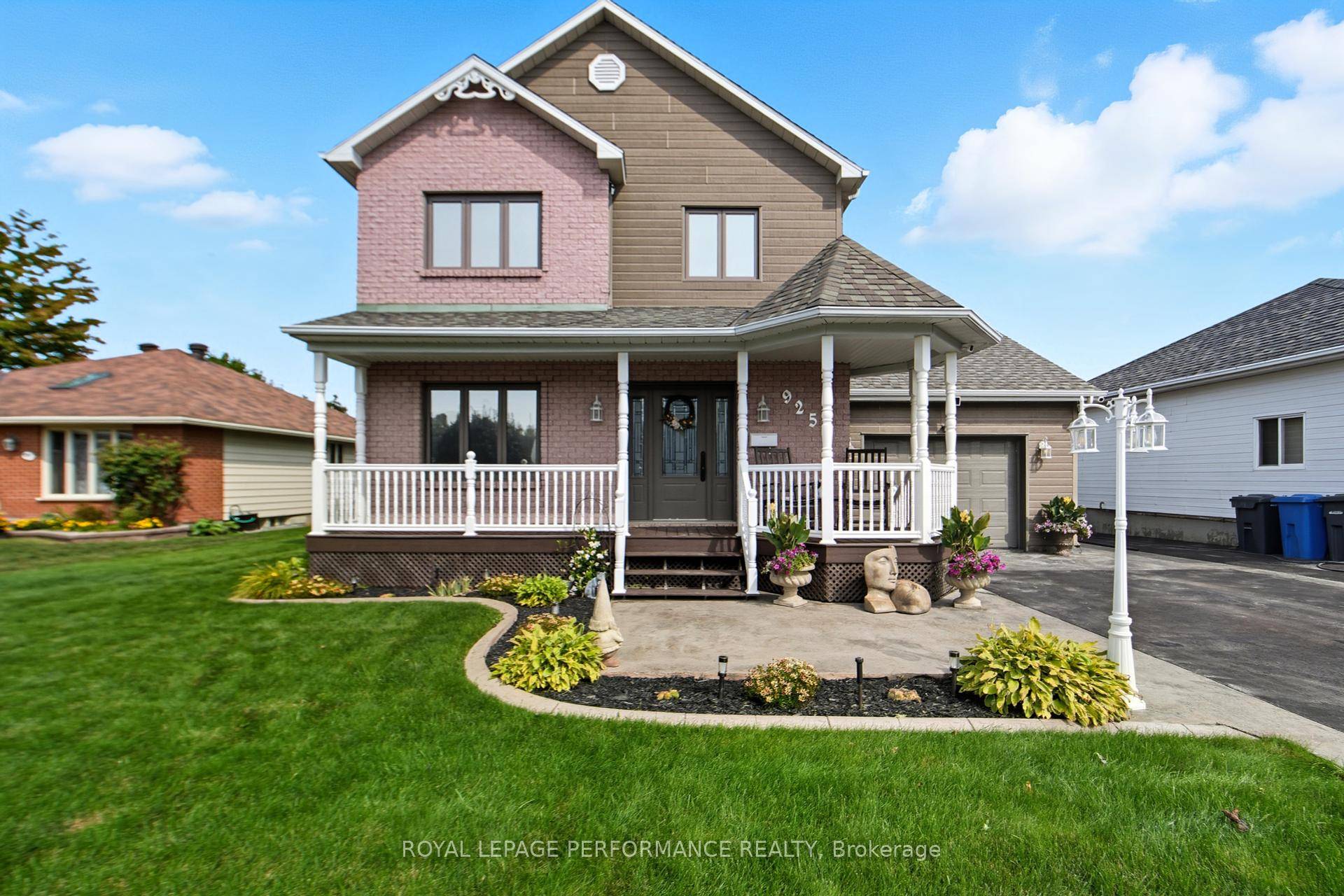 Welcome to 925 Royal Street in Hawkesbury, a beautiful two story home located in the sought after Mont Roc neighborhood.