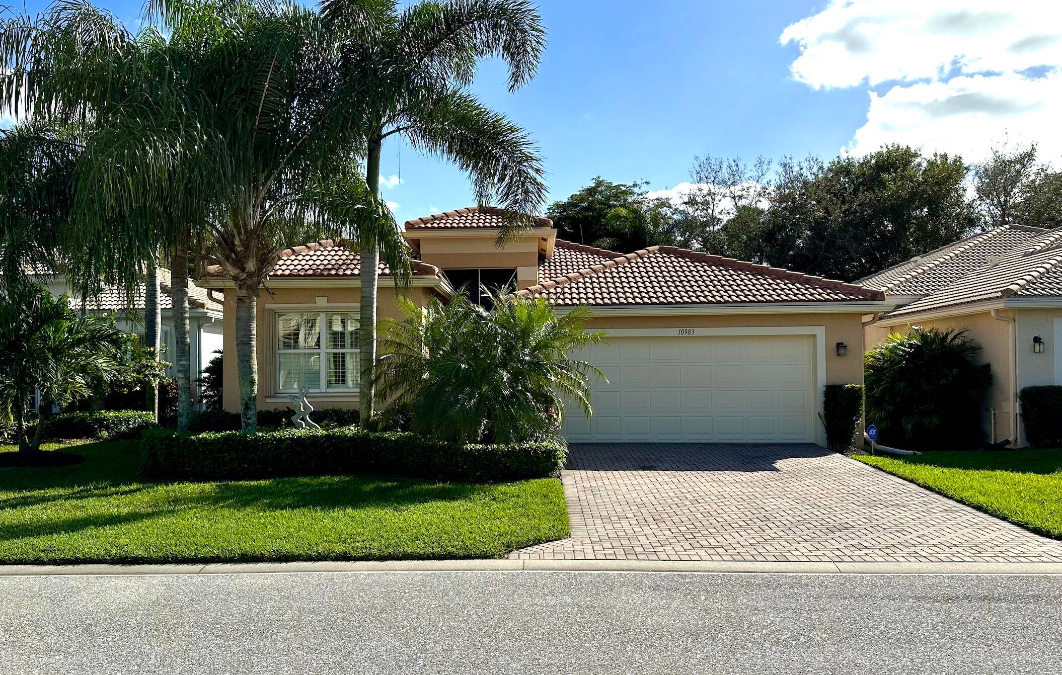 Come see this amazing 3 bedroom, 2 bathroom single family home offering comfort and convenience located in the highly desirable community of Valencia Reserve.